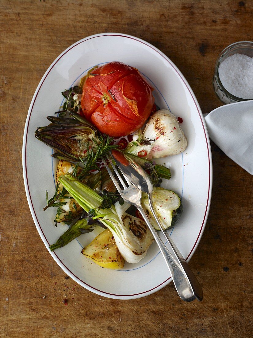 Gemüseplatte mit Artischocke, Knoblauch und Tomate
