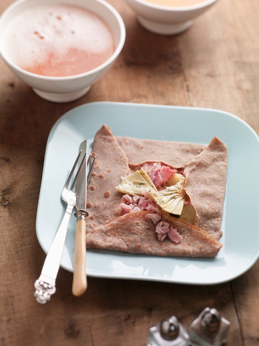 Crepe with artichoke and ham