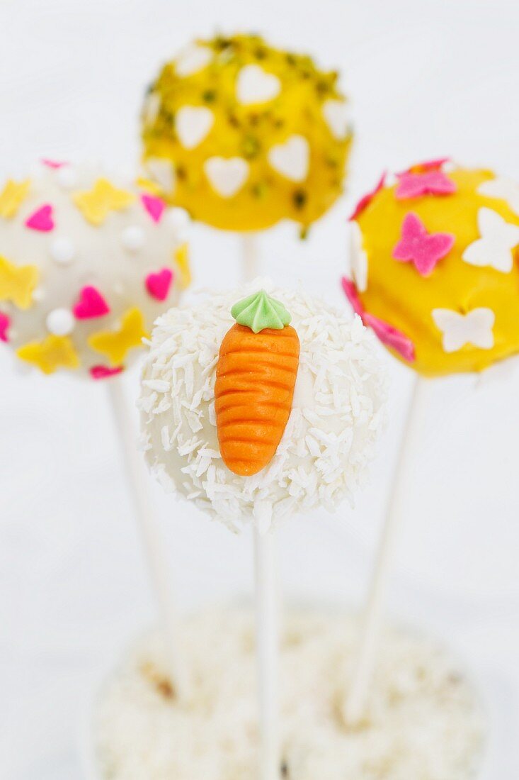 Cake Pops mit Frühlingsdeko (Herzen, Schmetterlinge, Möhre)