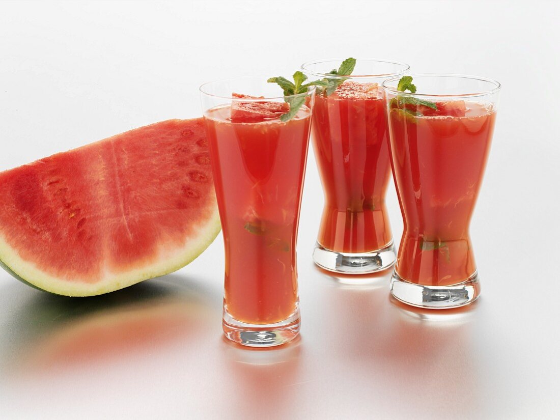 Wassermelonendrinks und frische Wassermelone
