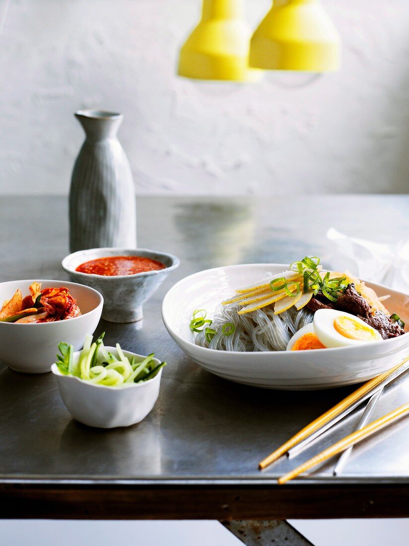 Buchweizennudeln mit Rindfleisch und Nashibirnen (Asien)