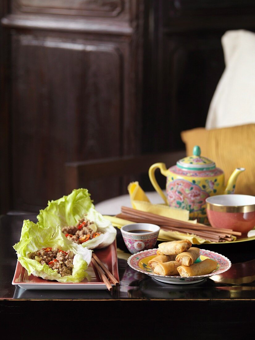 Sang Pak Choi Bao (Salatblätter mit Hackfleisch, China), Frühlingsrollen und Tee