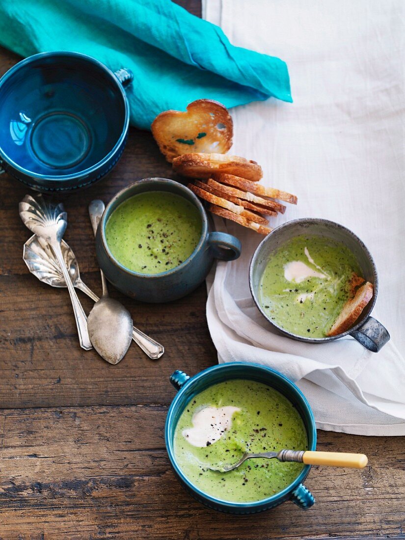 Cold pea-mint soup with croutons