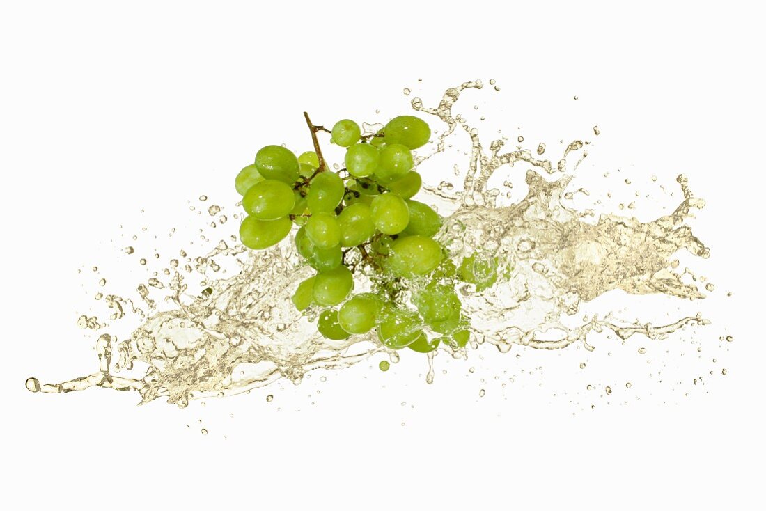 Grüne Trauben mit Weißwein-Splash