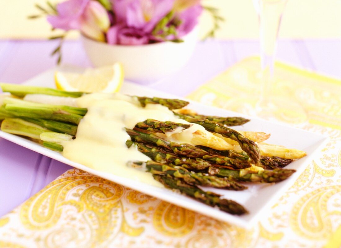 Asparagus with hollandaise sauce