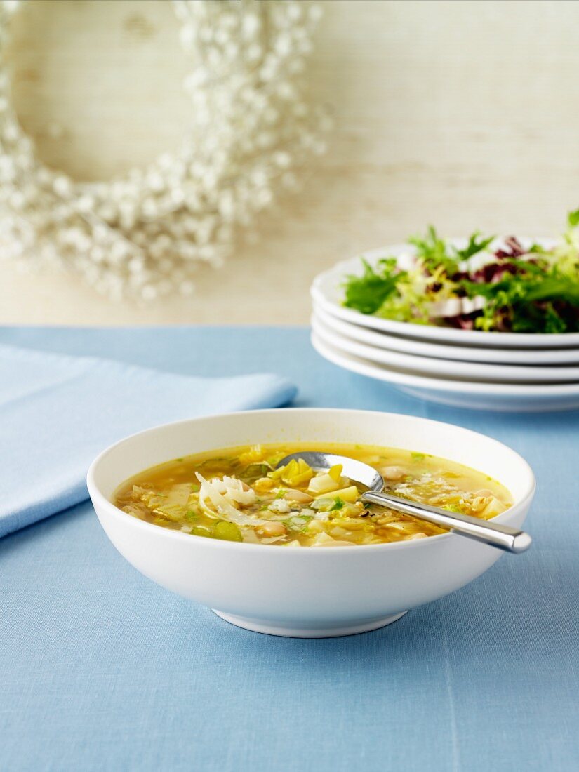 Minestrone (Gemüsesuppe mit weissen Bohnen), Toskana, Italien