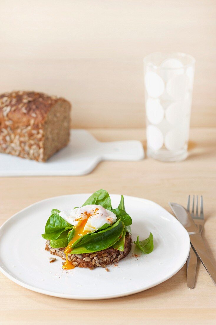Wholemeal bread with poached egg, avocado and baby spinach