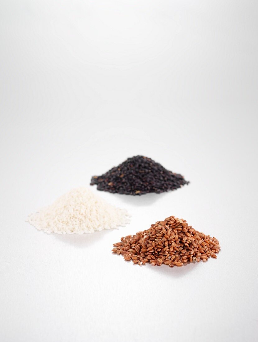 Verschiedene Reissorten (Roter Reis aus Bhutan, Kalijira Basmatireis, Schwarzer Reis aus China)