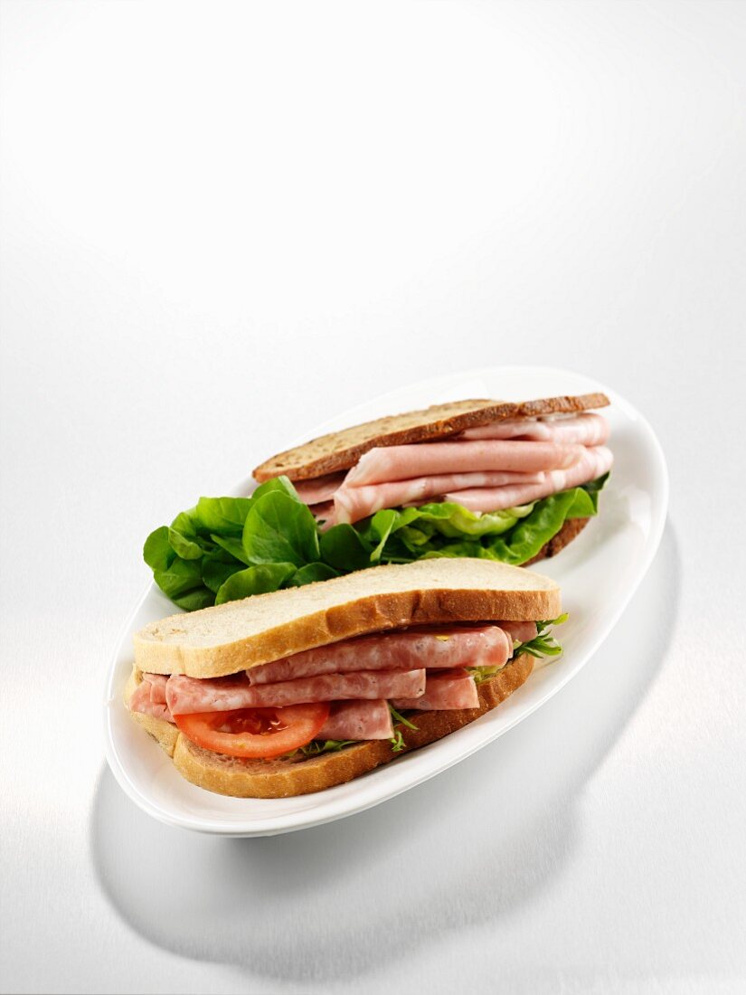 Sandwich mit Mortadella und Salami
