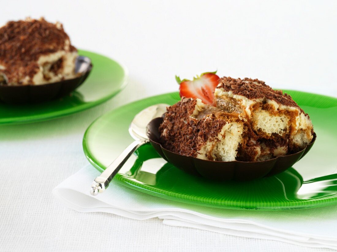 Tiramisu mit Erdbeere in Schokoladenschale