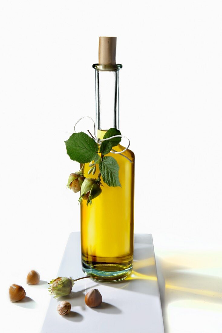 Haselnussöl in einer Flasche