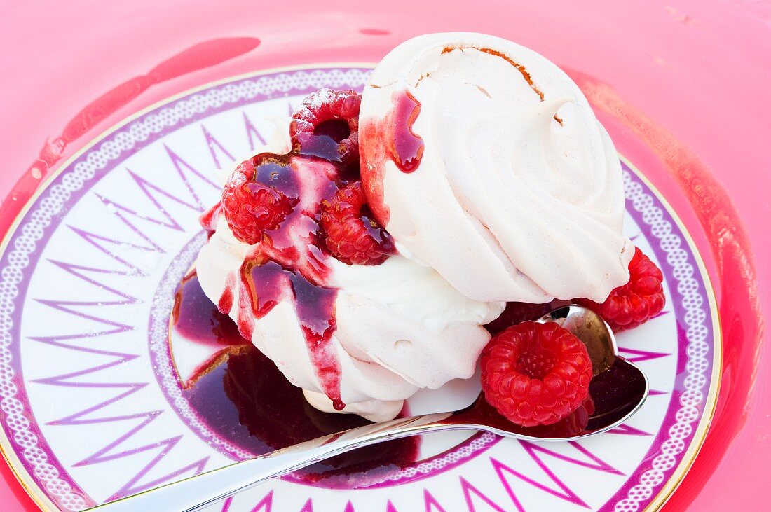 Meringues with raspberries and raspberry coulis