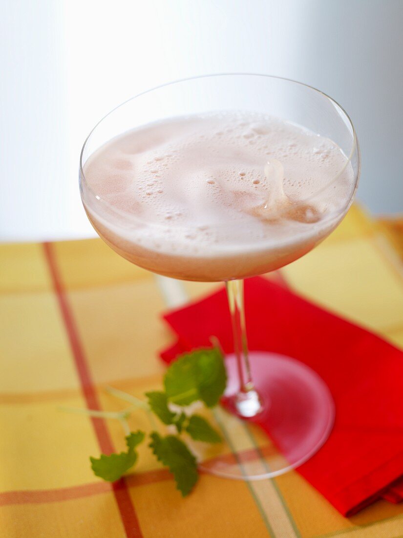 'Red Kiss' (champagne cocktail with cherry brandy)