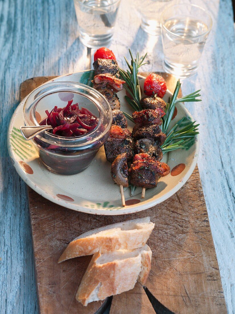 Calf's liver and kidney kebabs with red onions (France)