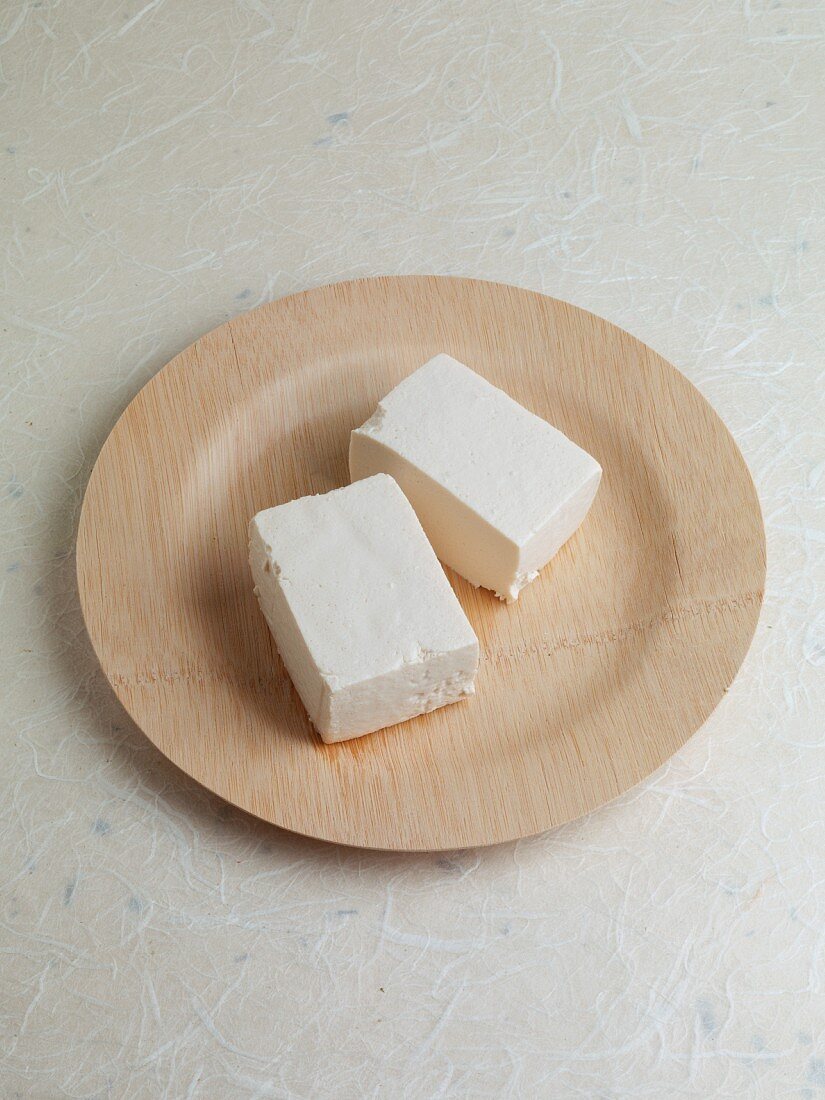 Tofu auf Holzteller