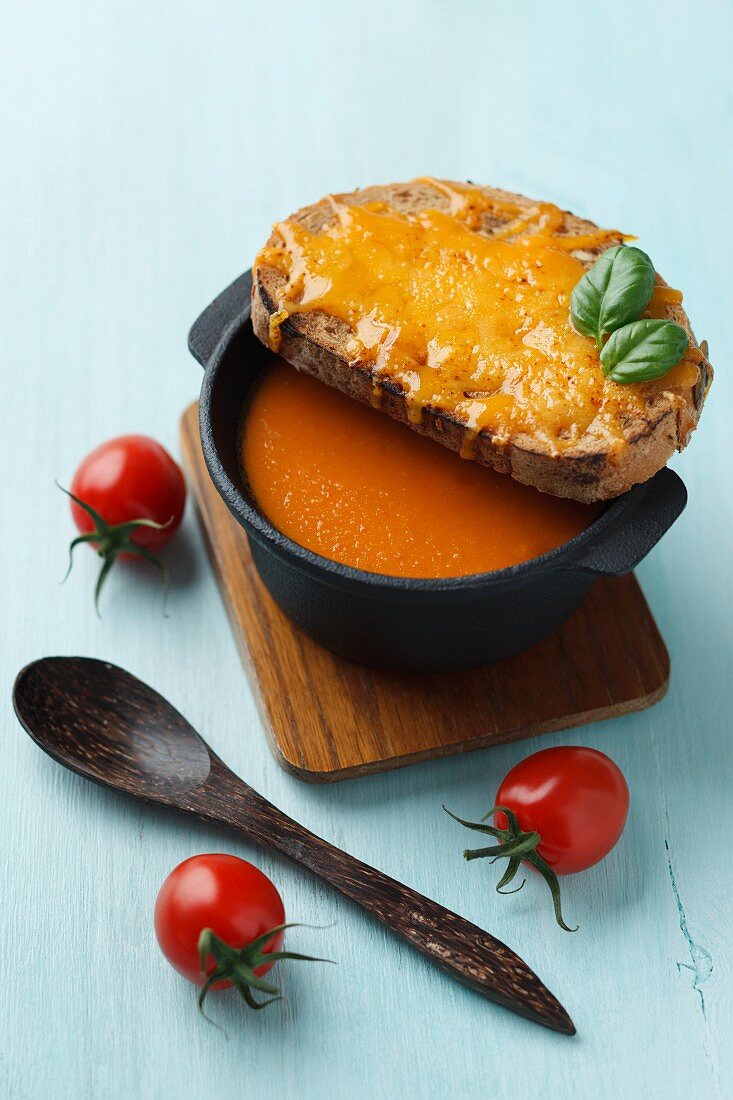 Tomatensuppe mit überbackenem Käsebrot