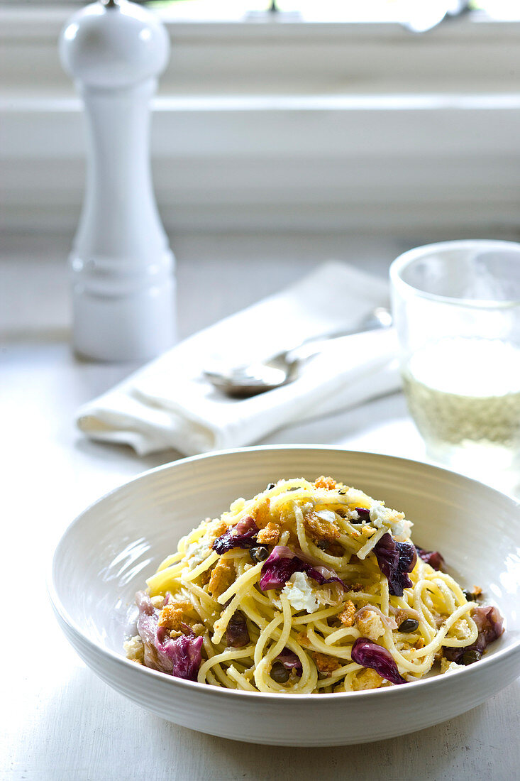 Spaghetti mit Radicchio, Ziegenkäse und Knoblauchcroutons