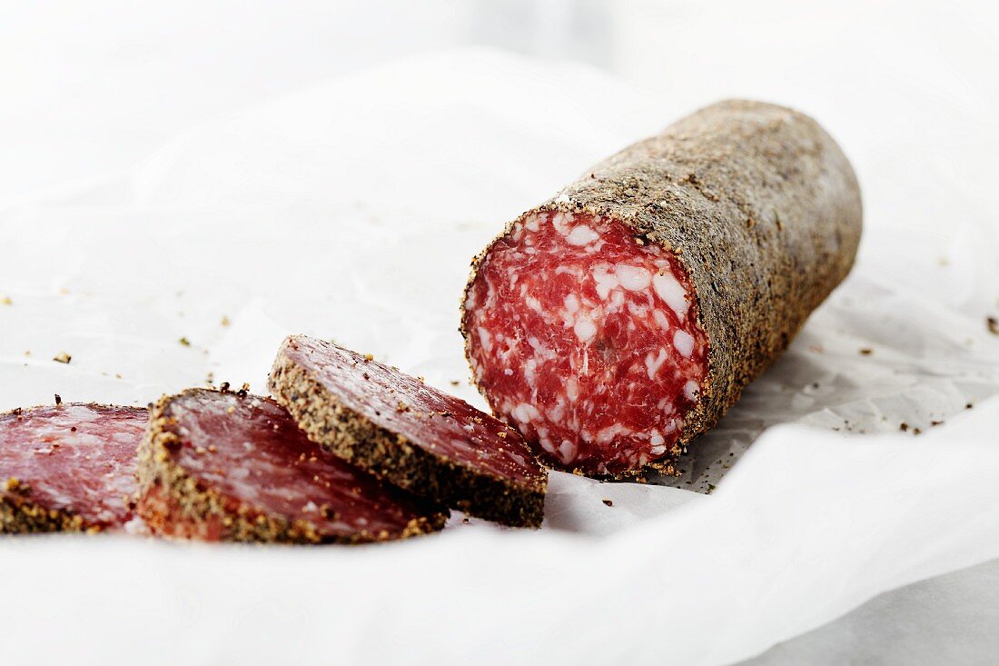 In dicken Scheiben geschnittene Pfeffersalami