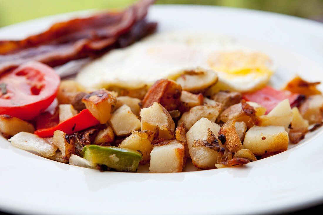 Frühstück mit Bratkartoffeln, Eier und Speck