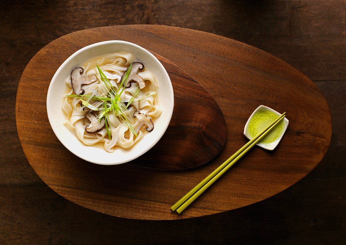 Noodles with Shiitake mushrooms and spring onions