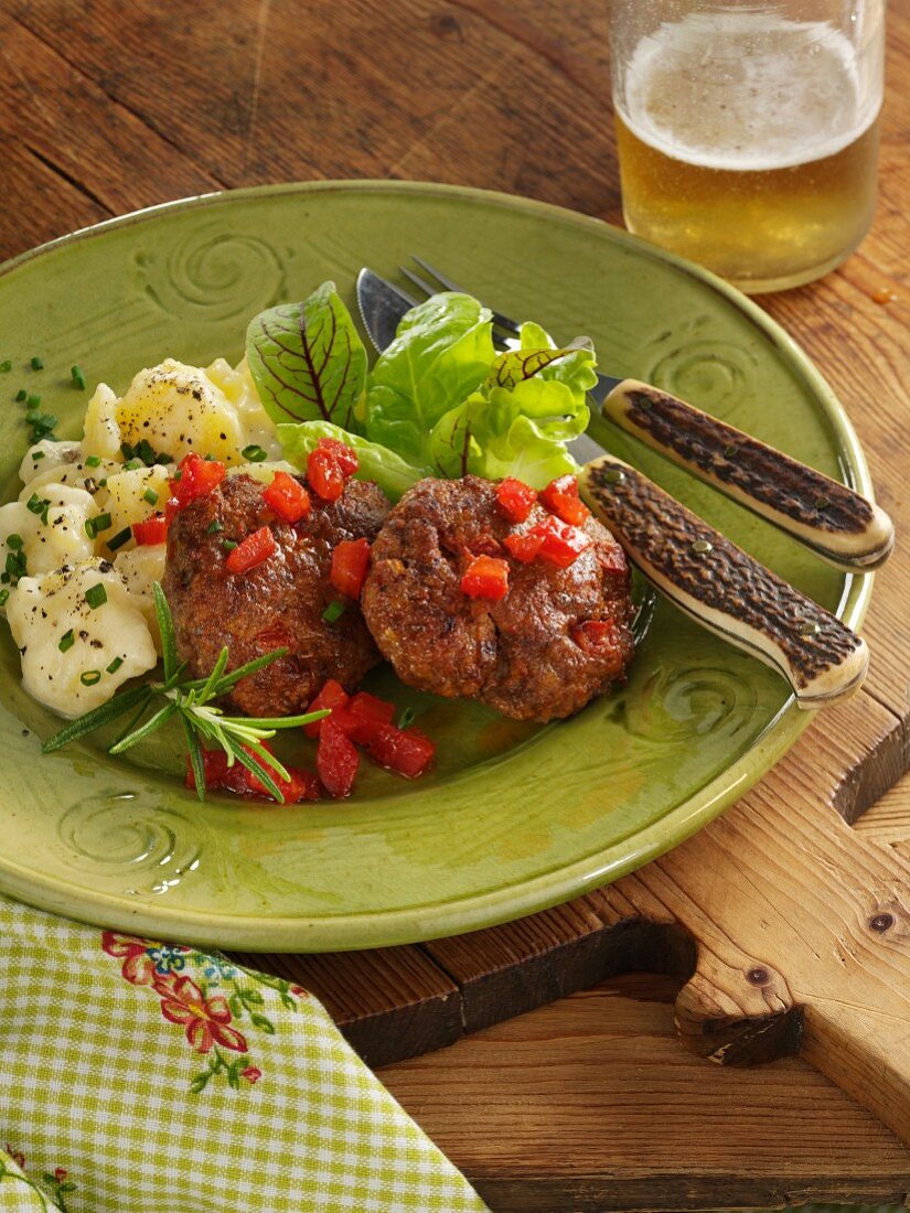 Minced meat and tomato patties with Bern-style potato salad (Austria)
