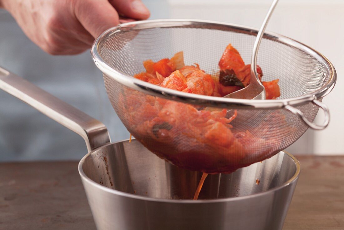 Preparing prawn sauce: strain through a sieve