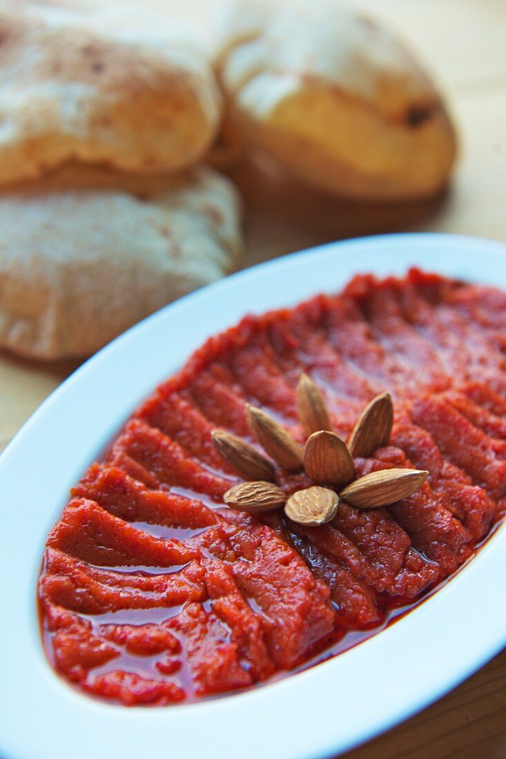 Muhamarra (Vorspeise mit Paprika und Mandeln, Libanon)