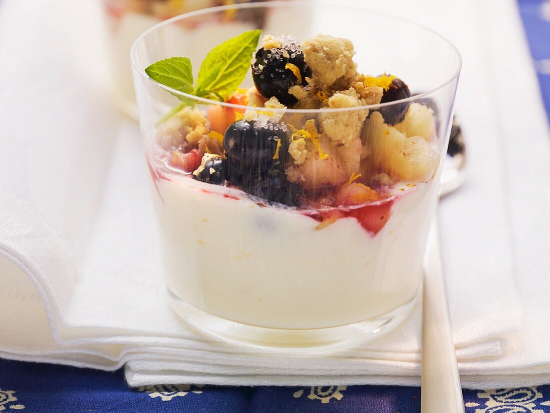 Apple crumble with blueberries on sour cream mousse