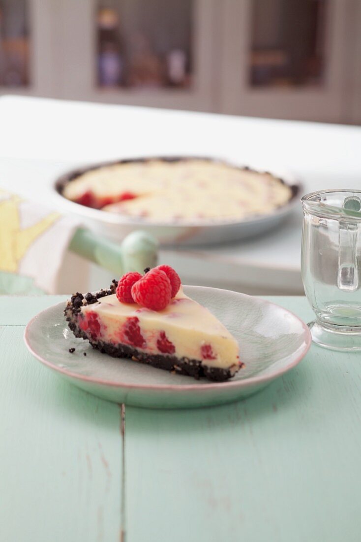 Raspberry tart with white chocolate and a biscuit base