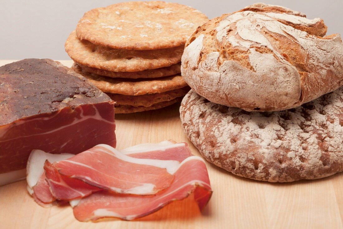 Tyrolean ham with Vinschgerl bread, brown bread and rye bread