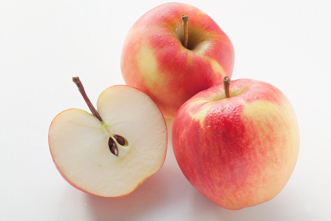 Apfelhälfte und ganze Äpfel (Sorte: Jonagold)