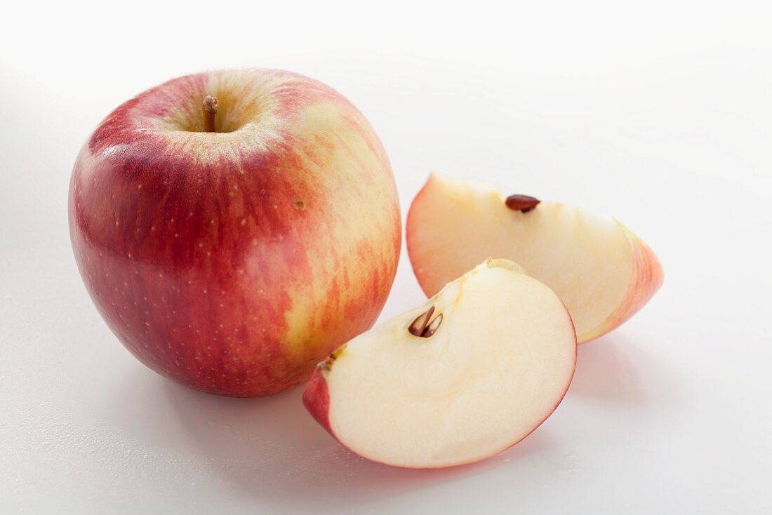 Whole apple and apples wedges (variety: Braeburn)