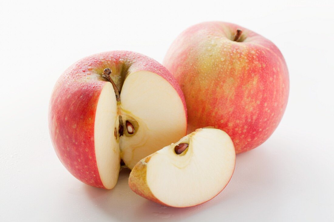 Zwei Äpfel (Sorte: Sun Downer)