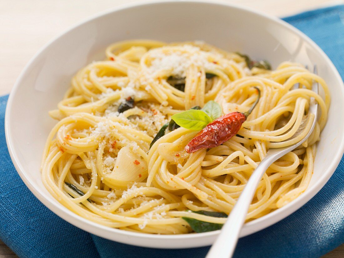 Spaghetti aglio e olio (Spaghetti mit Knoblauch & Olivenöl)