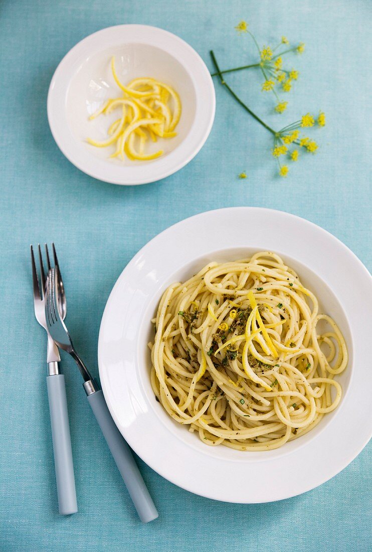 Spaghetti mit Basilikumpesto und Zitrone