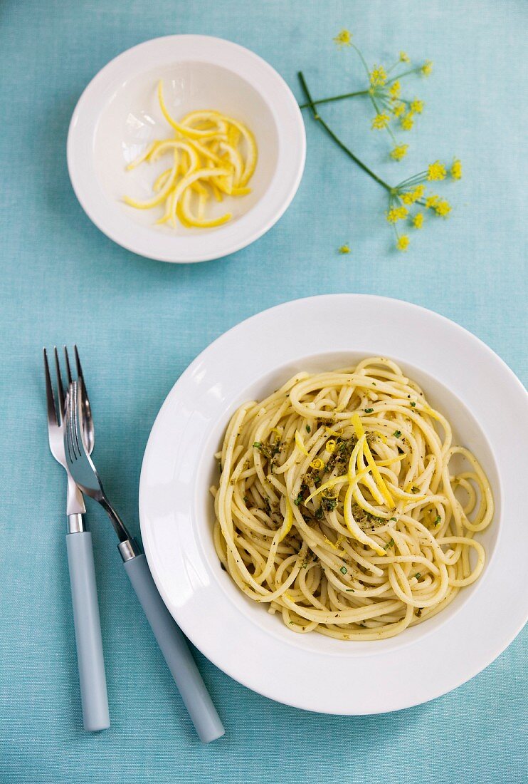 Spaghetti with basil pesto and lemon