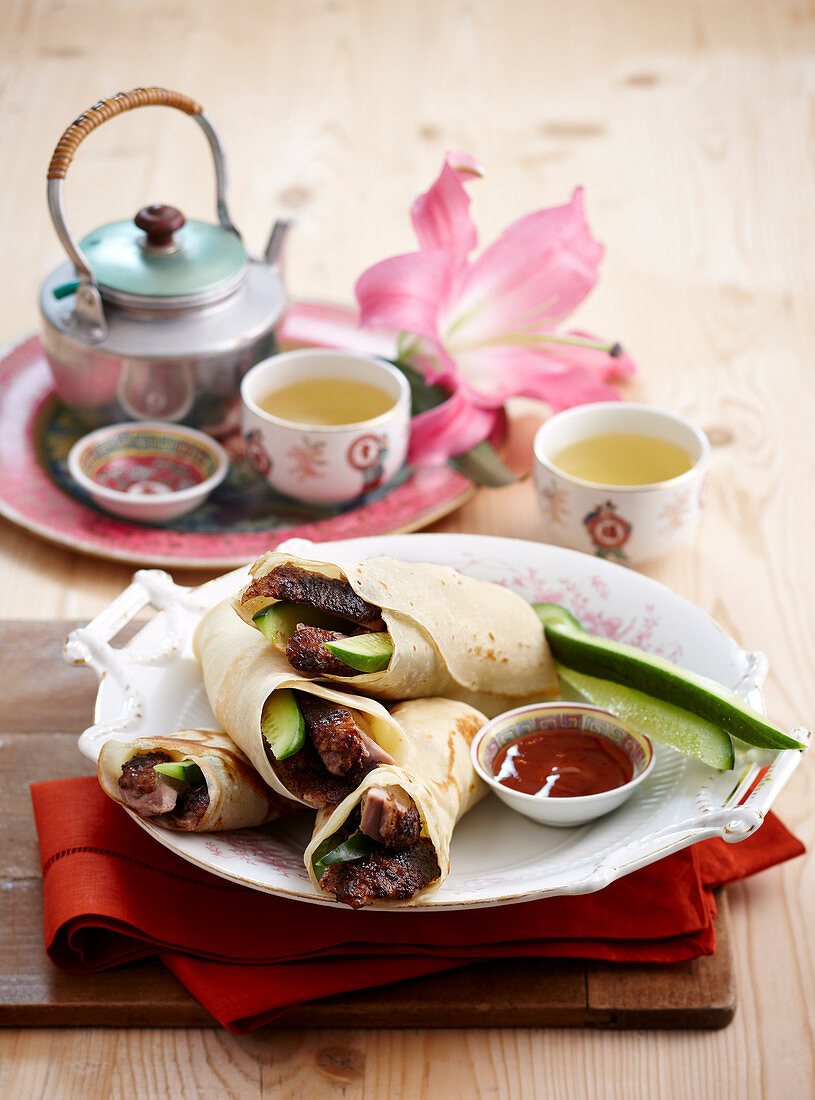 Pfannkuchenröllchen mit würziger Ente, Chilisauce und Tee (Asien)