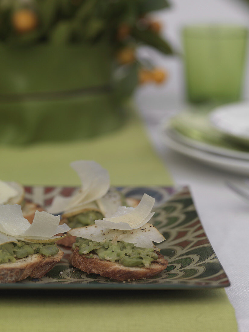 Crostini mit Favebohnen, Birne und Pecorino