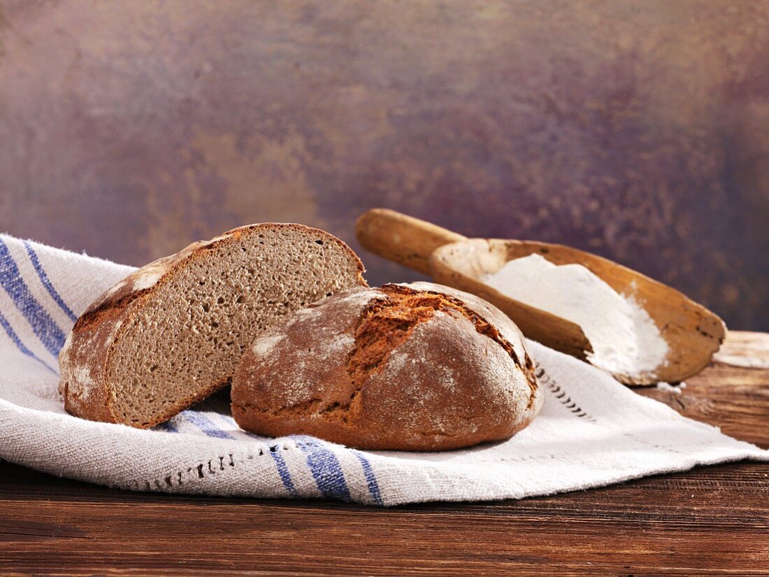 Ein halbiertes Hunsrücker Hüttenbrot