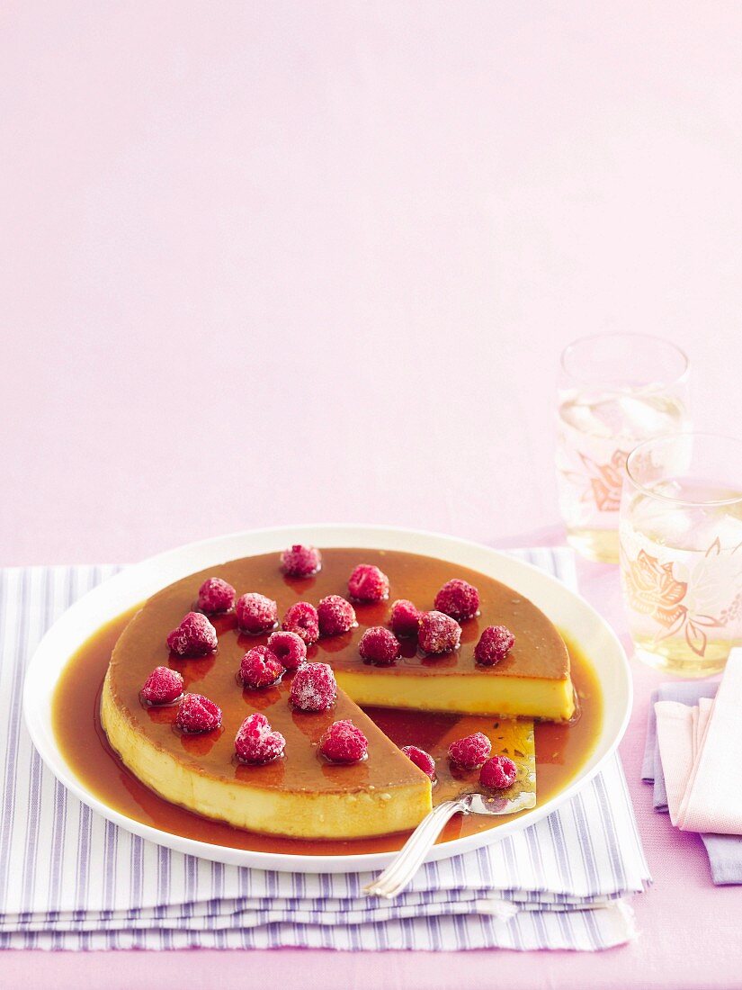 Crème Caramel mit Himbeeren