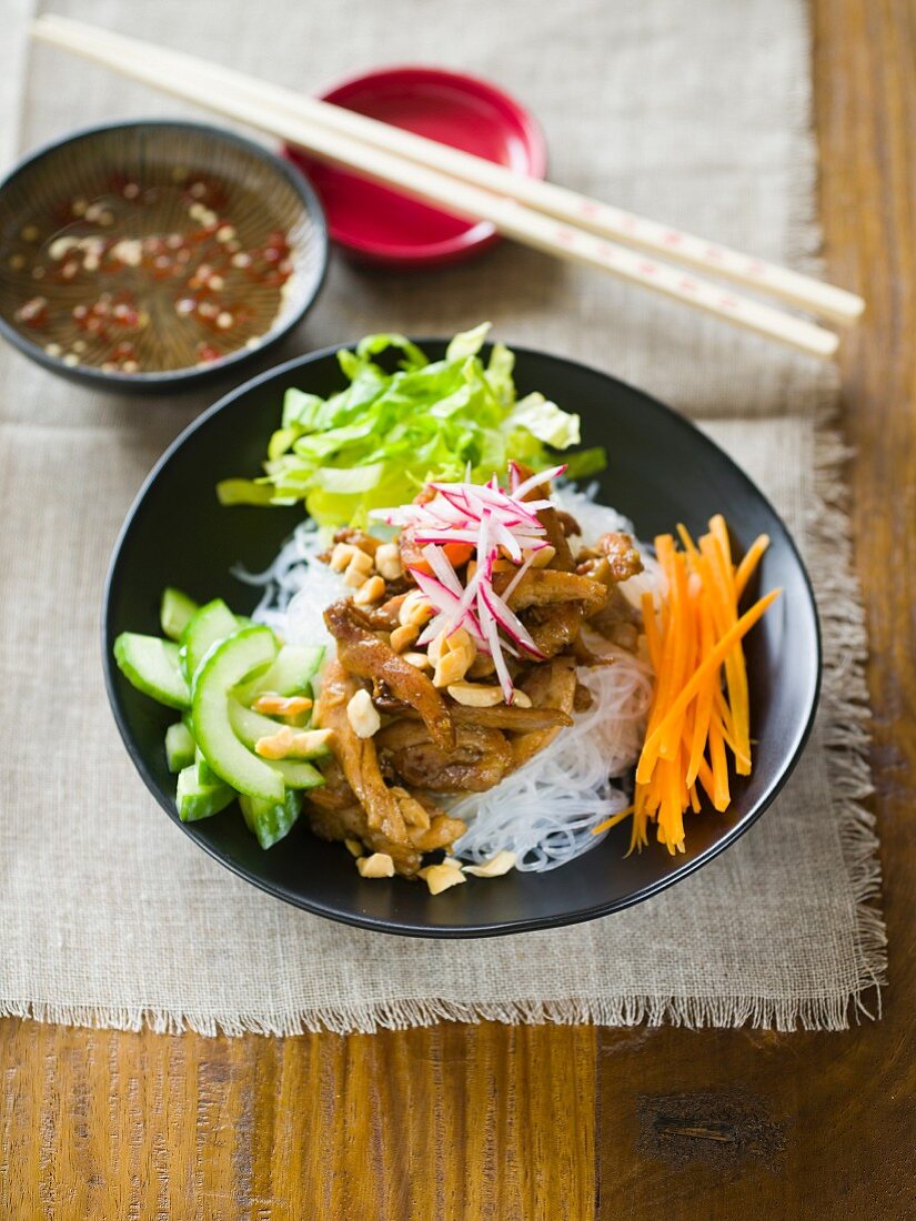Rice noodles with lemongrass chicken (China)