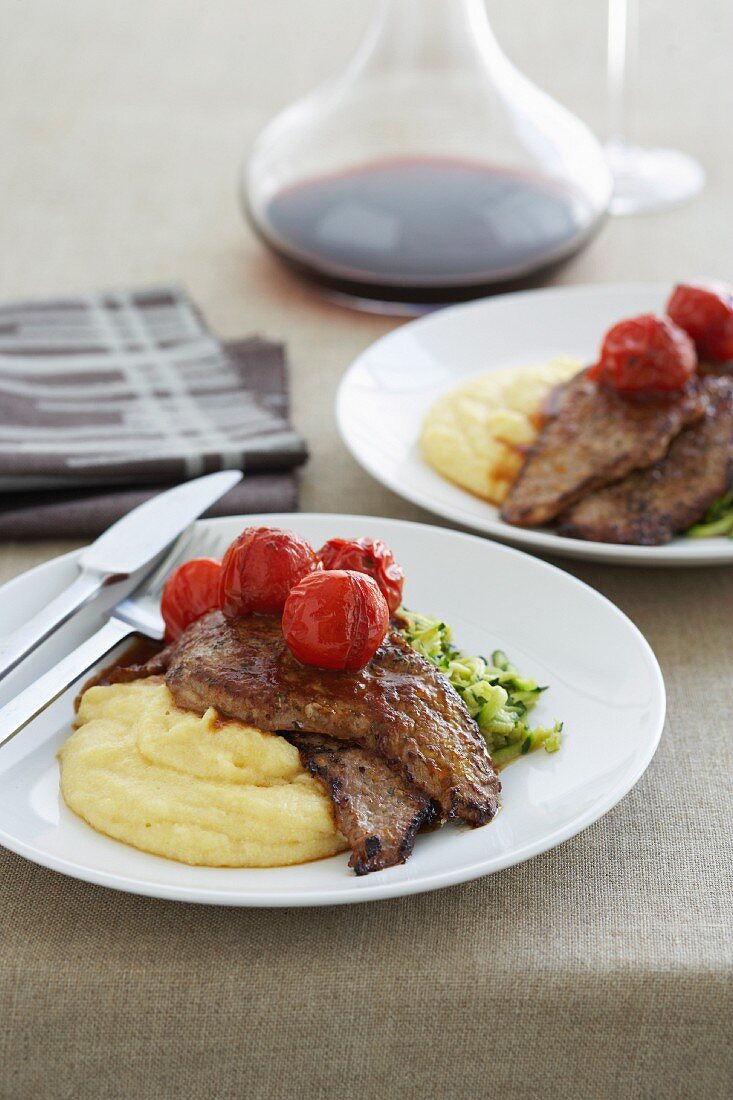 Kalbsschnitzel mit Zitrone, Oregano, Kartoffelpüree und Balsamico-Tomaten