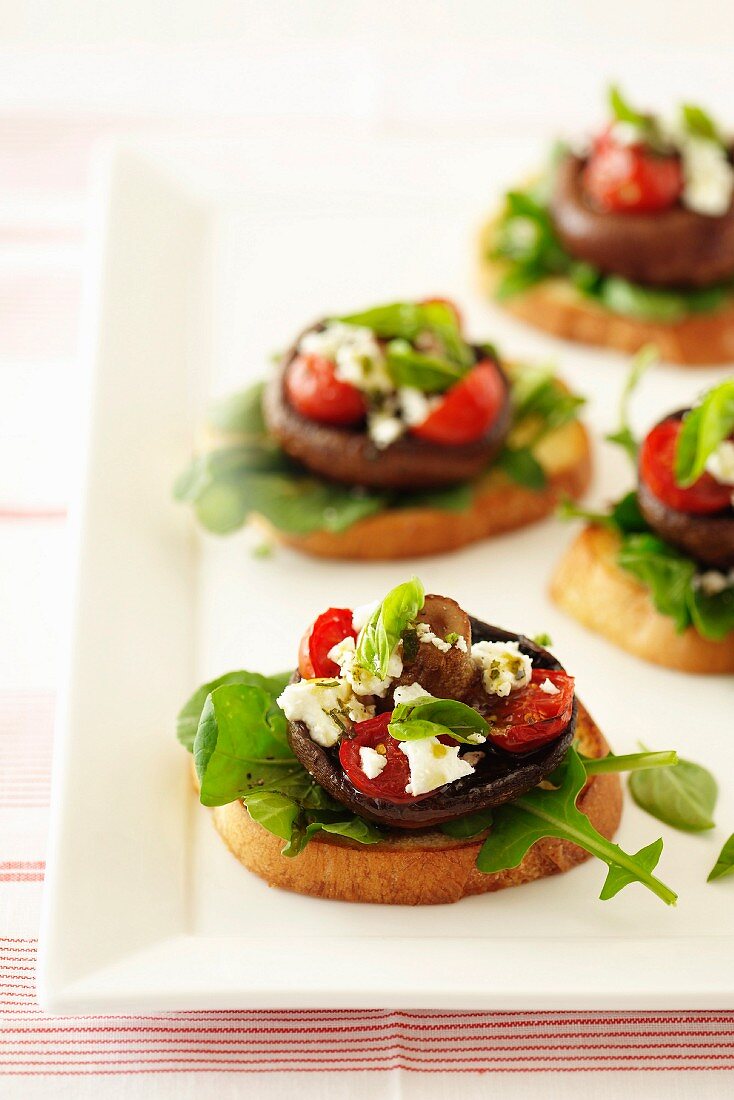 Knoblauchtoasts mit Pilzen, Tomaten und Feta