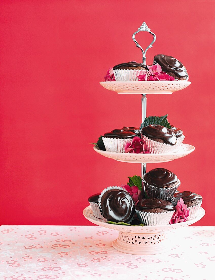 Schokoladen-Himbeer-Cupcakes auf Etagere