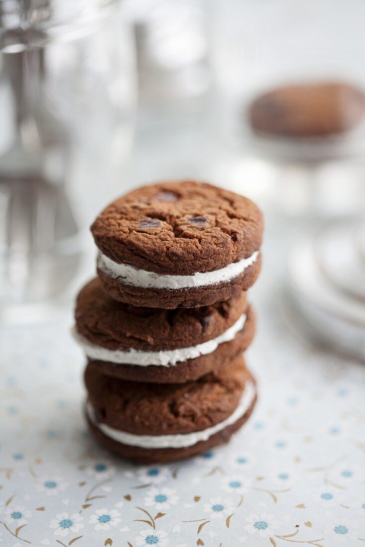 Drei Schokoladen-Whoopie Pies, gestapelt