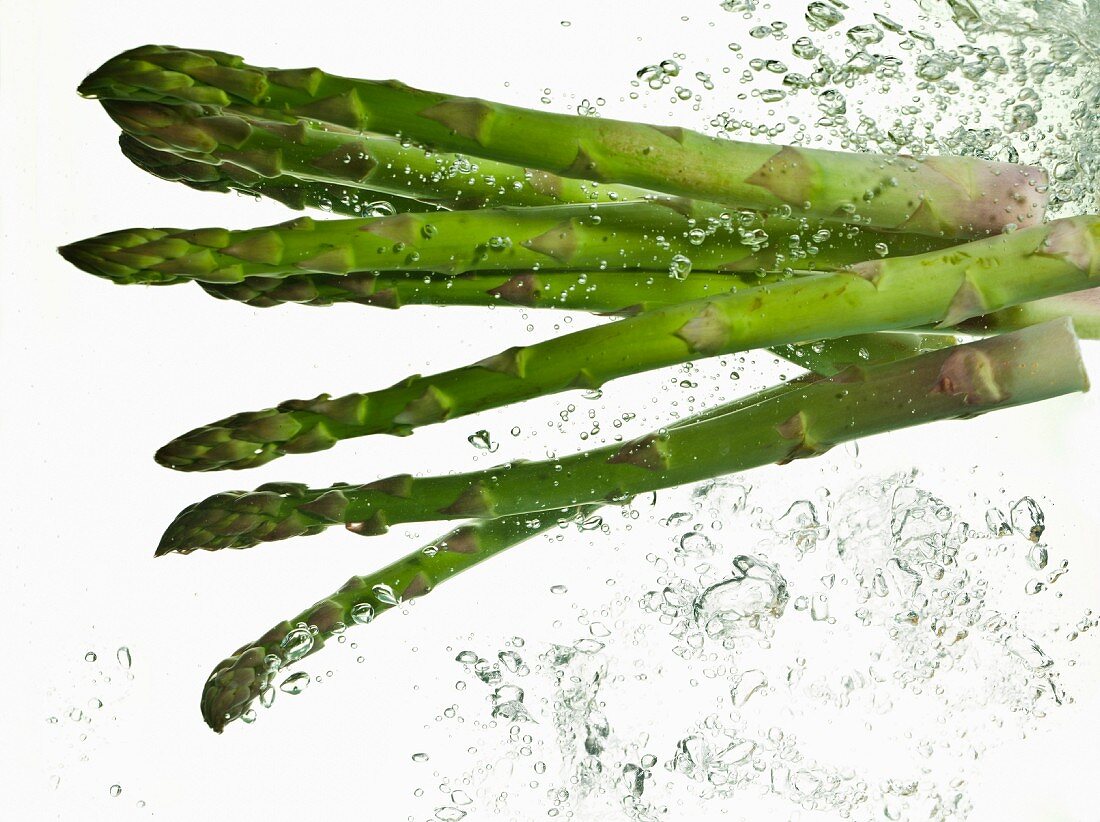 Green asparagus in water
