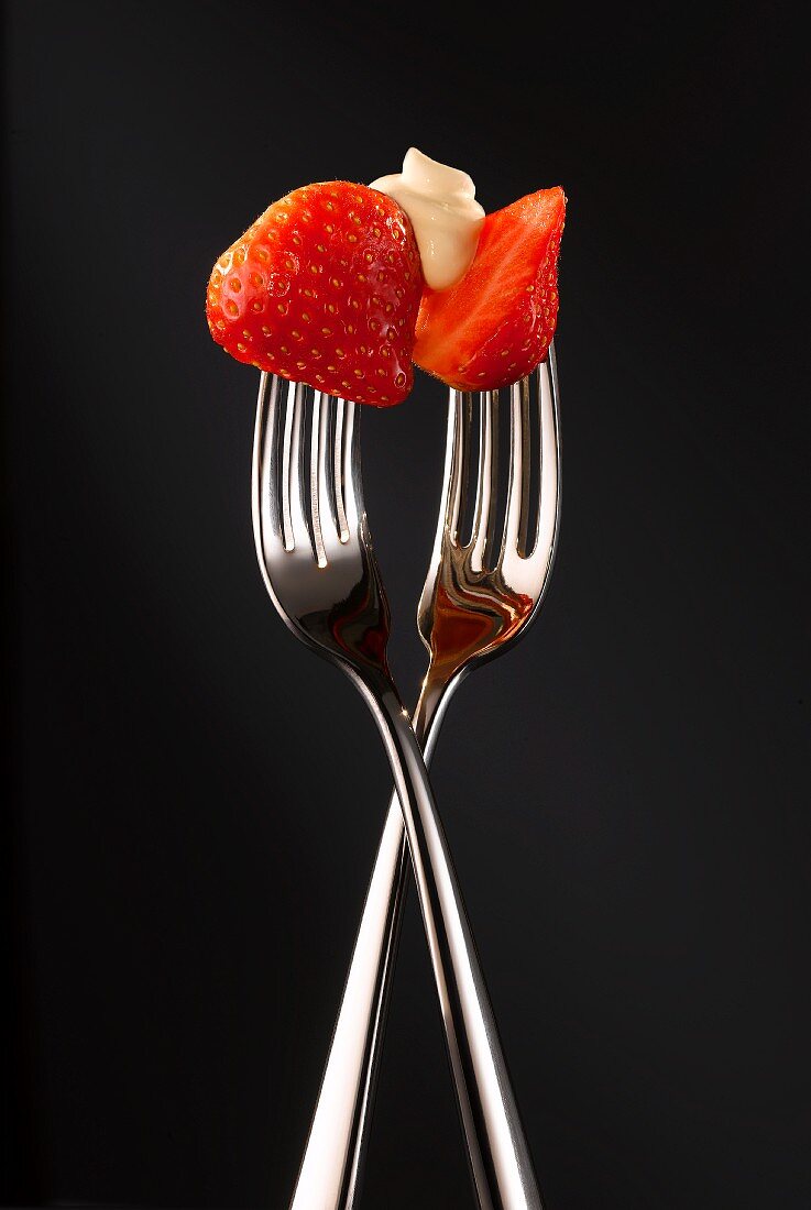 Strawberries and vanilla crème on two forks