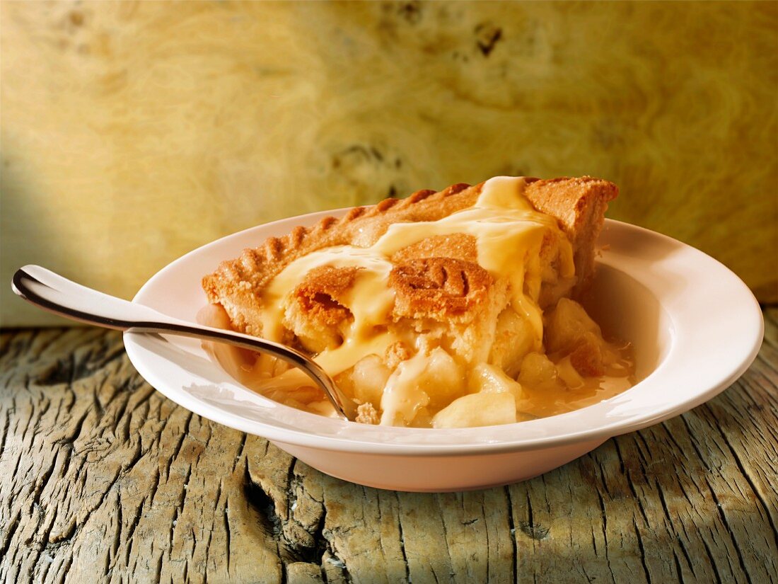 Apple pie with vanilla sauce (England)