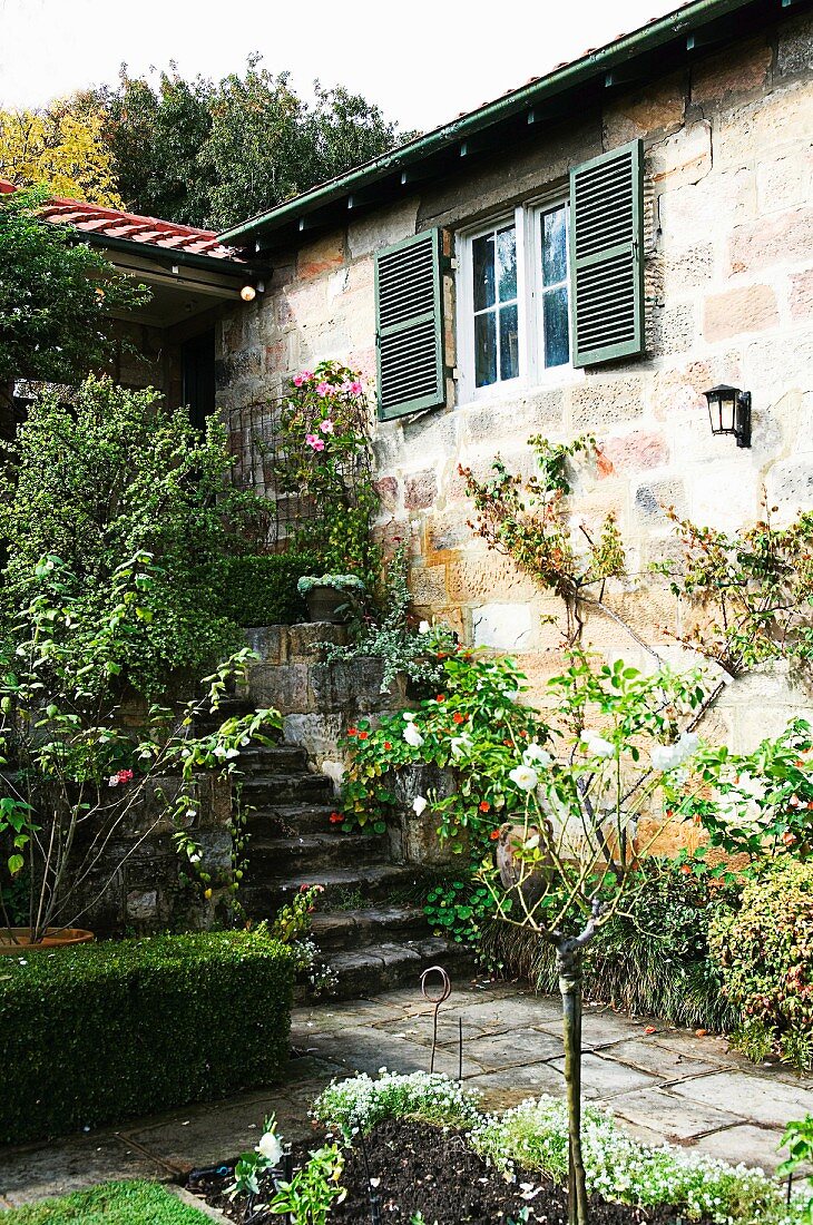 Landhaus mit Garten & Treppenaufgang