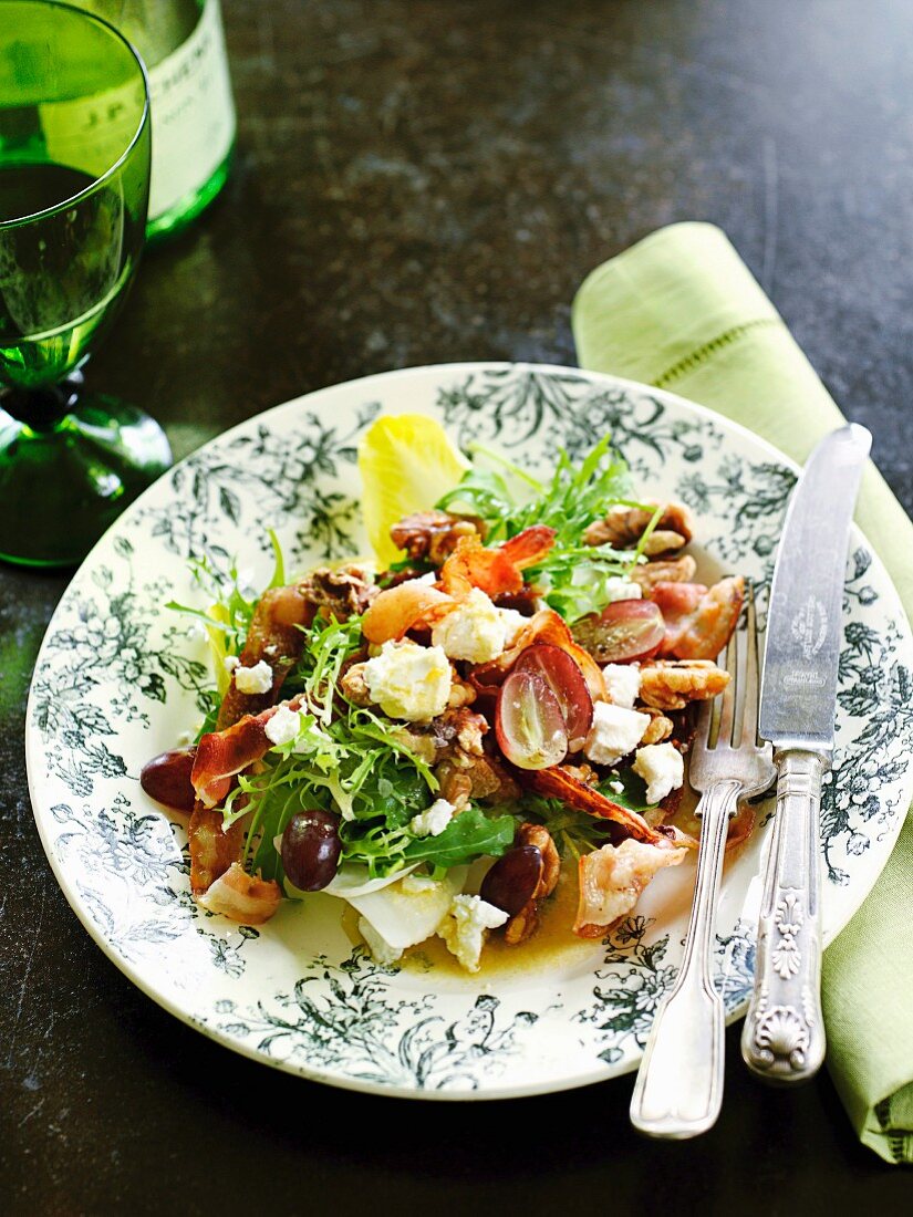 Warm salad with bacon, goat's cheese, grapes and nuts